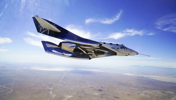 Fue el séptimo viaje al espacio de Virgin Galactic desde 2018, pero el primero con un pasajero que adquirió un boleto. Branson, fundador de la compañía, subió a bordo para el primer viaje con tripulación completa en 2021.|Foto: AP