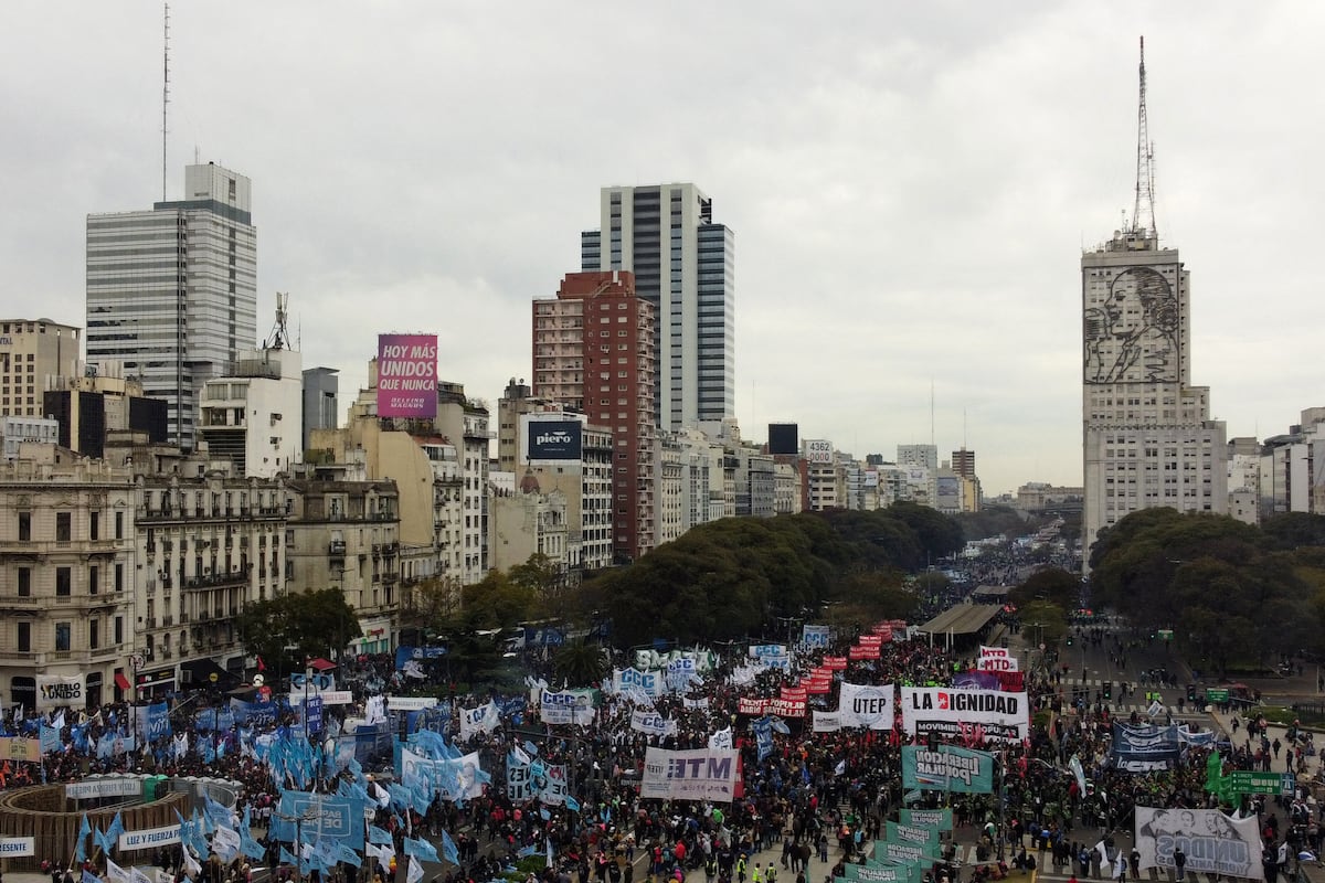 Vista aérea de la avenida 9 de Julio durante una manifestación contra la inflación, realizada por la Confederación General del Trabajo (CGT) en Buenos Aires, el 17 de agosto de 2022. (Foto por JUAN MABROMATA / AFP)