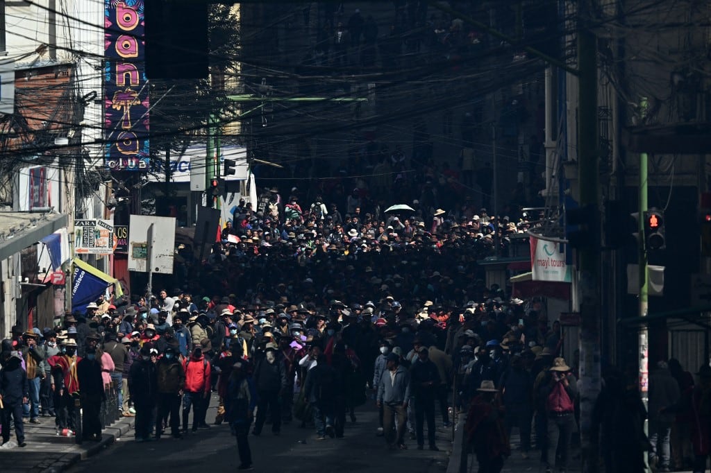 Manifestantes protestan en La Paz, el 18 de mayo de 2026, exigiendo la renuncia del presidente de Bolivia, Rodrigo Paz. (Foto de AIZAR RALDES / AFP)