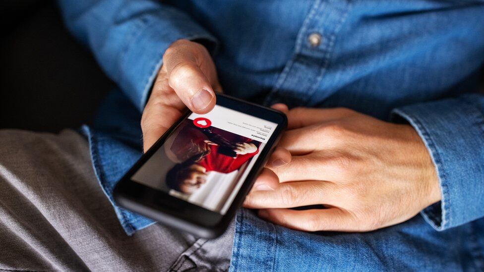 Un hombre busca pareja en una app. (Foto: IStock)