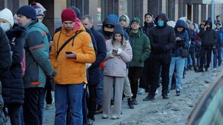 Rusos hacen largas colas para obtener dinero en efectivo tras desplome del rublo 