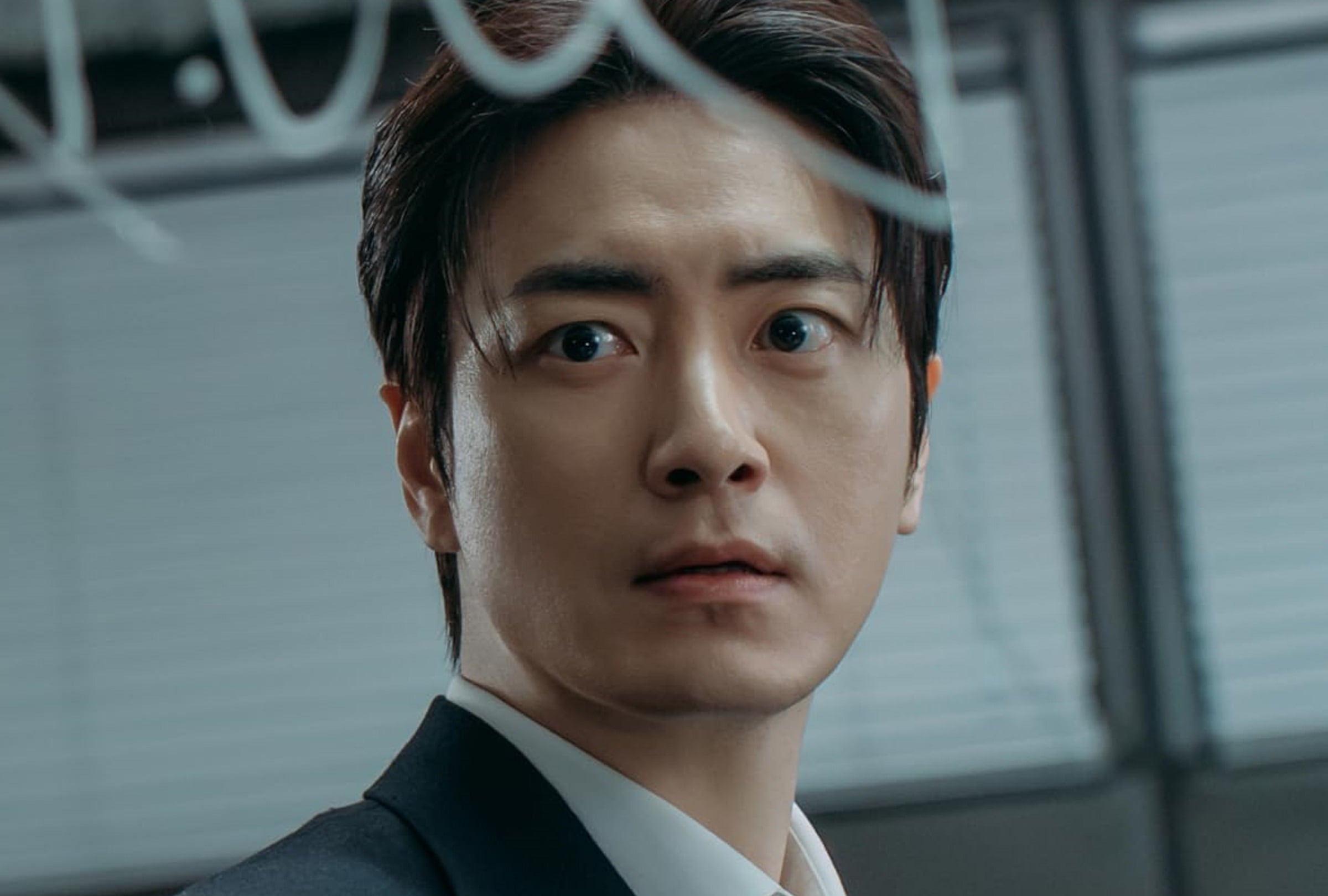 Lee Joon-hyuk asume el rol de Park Mu-gyeong, el detective que investiga a la protagonista de la serie coreana "El arte de Sarah" (Foto: Netflix)
