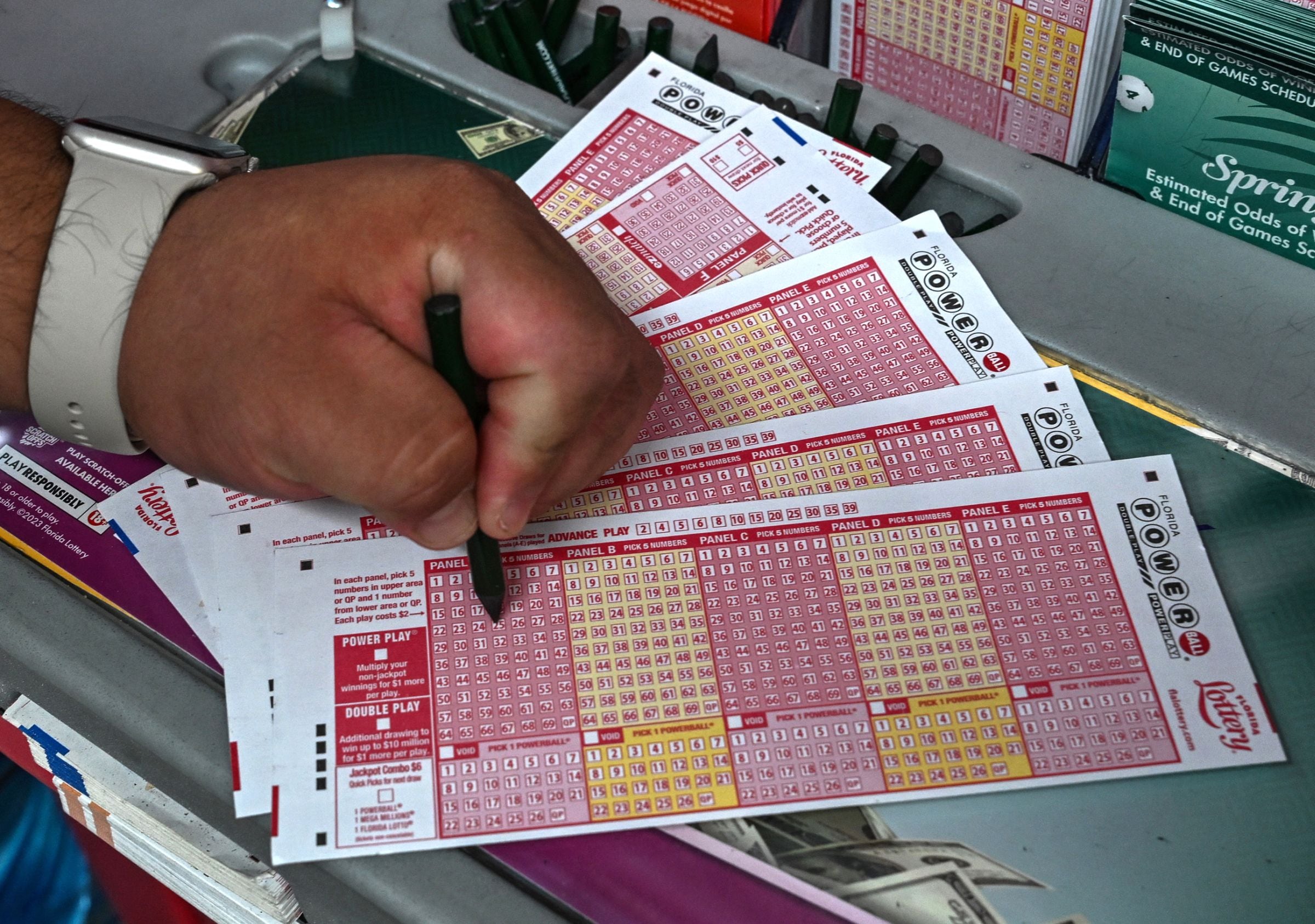 Por lo general, los participantes del Powerball pueden reclamar un premio de hasta $600 en cualquier lotería autorizada de la jurisdicción donde compraron el boleto. (Foto: GIORGIO VIERA / AFP)