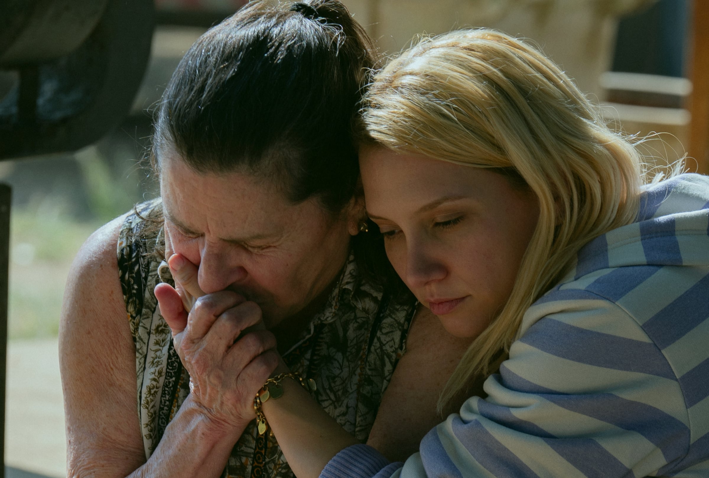 Denise Weinberg como la Tía Marta y Lorena Comparato como Elize Matsunaga en una escena de la película brasileña "Elize: Sombras de una mujer" (Foto: Boutique Filmes / Netflix)