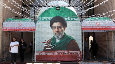Ciudadanos de Irán caminan junto a una fotografía del líder supremo Mojtaba Jamenei en una calle de Teherán, el 6 de mayo de 2026. (EFE/EPA/ABEDIN TAHERKENAREH).