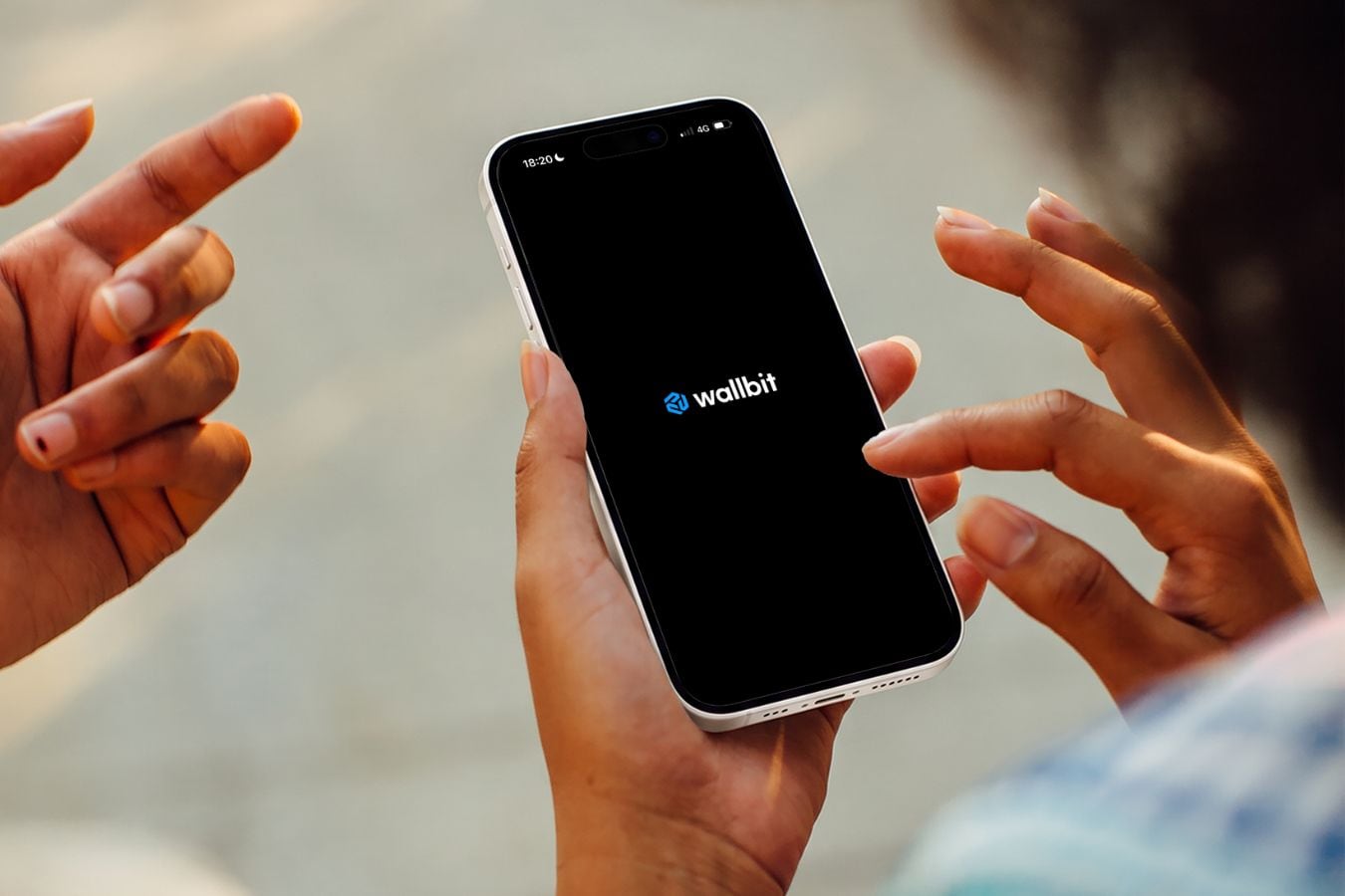 Wallbit permite a profesionales e independientes que trabajan para el exterior recibir ingresos en dólares estadounidenses (USD), euros (EUR) y stablecoins.