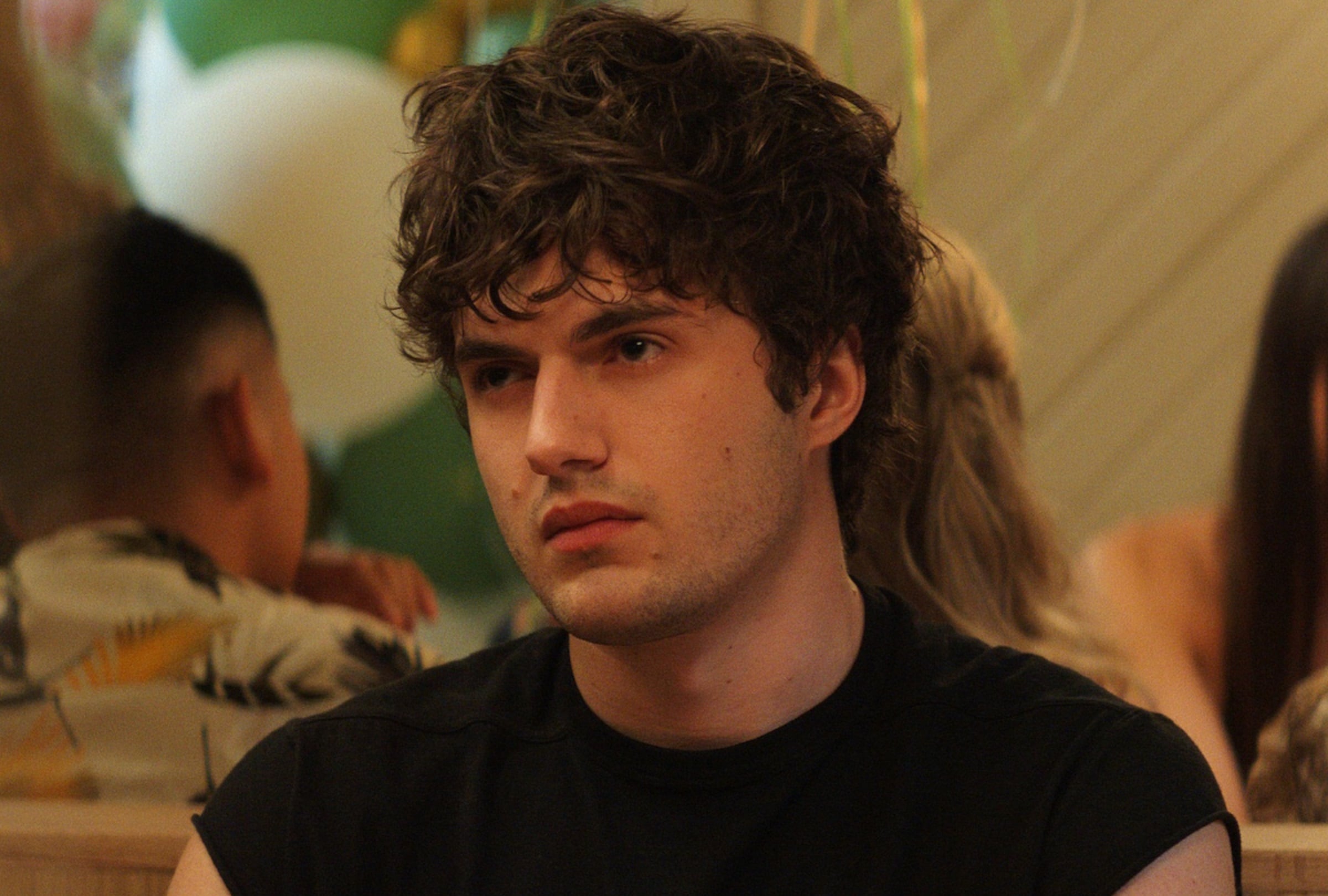 Keen Ruffalo da vida a Connor Jacobson, el hermano gemelo de Annie, en el drama de romance y misterio "Sterling Point" (Foto: Amazon Prime Video)