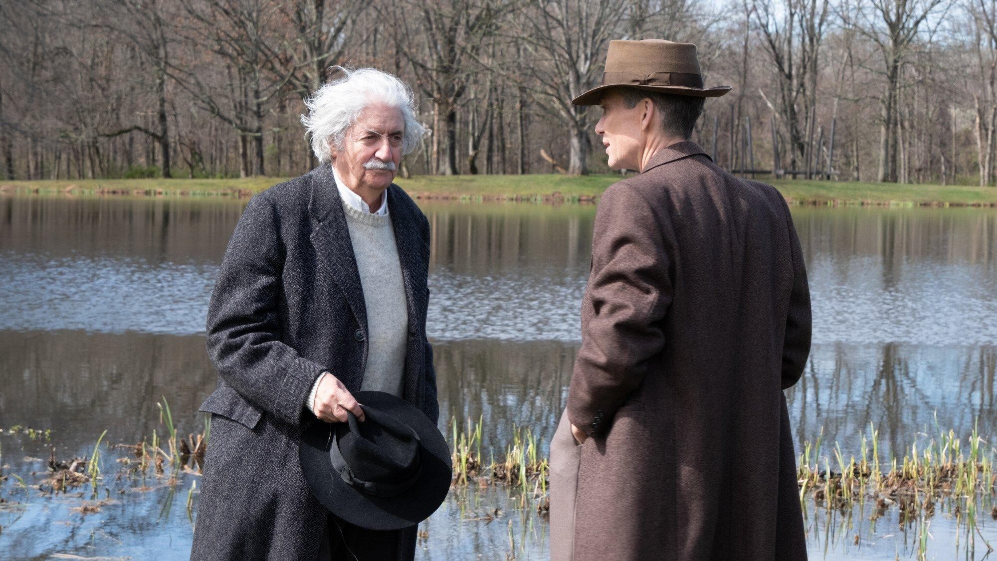 Tom Conti interpreta a Albert Einstein y Cillian Murphy a Robert Oppenheimer en la película de Christopher Nolan.
