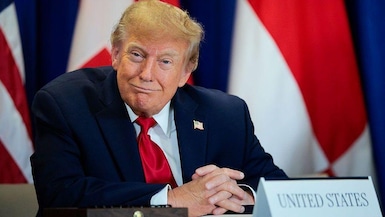 El presidente de Estados Unidos, Donald Trump, observa durante la firma de un pacto de seguridad entre Estados Unidos, Dinamarca y Groenlandia, en la sede de la ONU, el 22 de septiembre de 2026, en la ciudad de Nueva York.