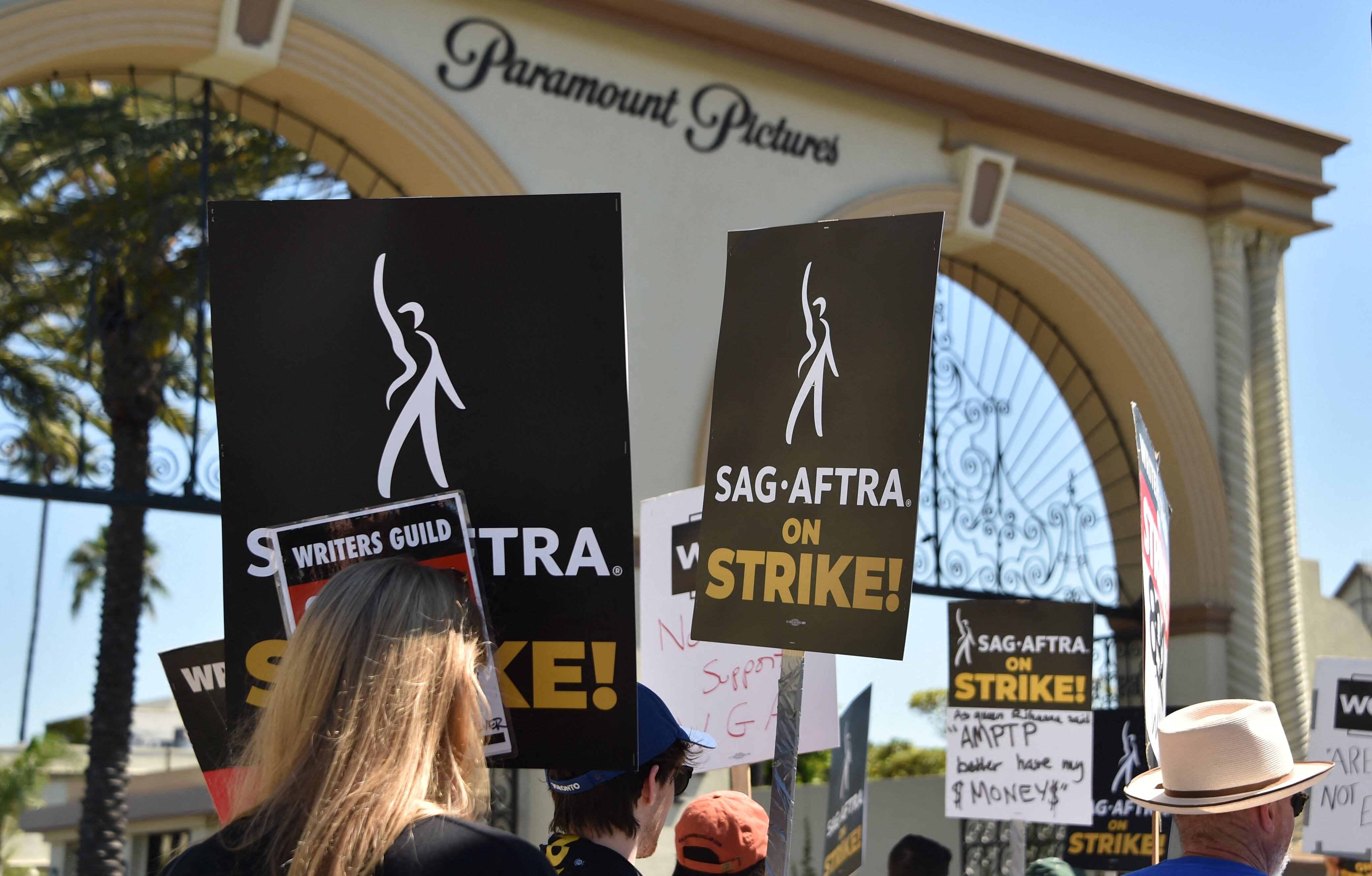Miembros del Sindicato de Escritores de Estados Unidos y del Sindicato de Actores de la Pantalla realizan un piquete en Los Ángeles, California, el 14 de julio de 2023. (Foto de Chris Delmas / AFP)