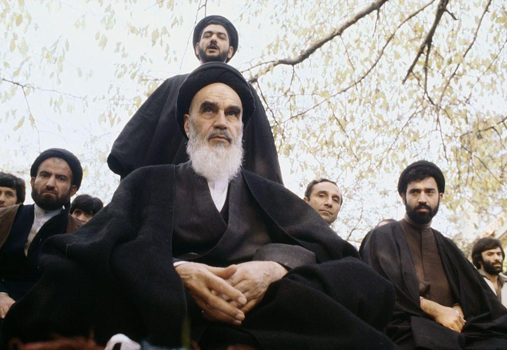 El ayatolá Jomeini fundó la Guardia Revolucionaria en 1979 porque no confiaba en el ejército regular de Irán.