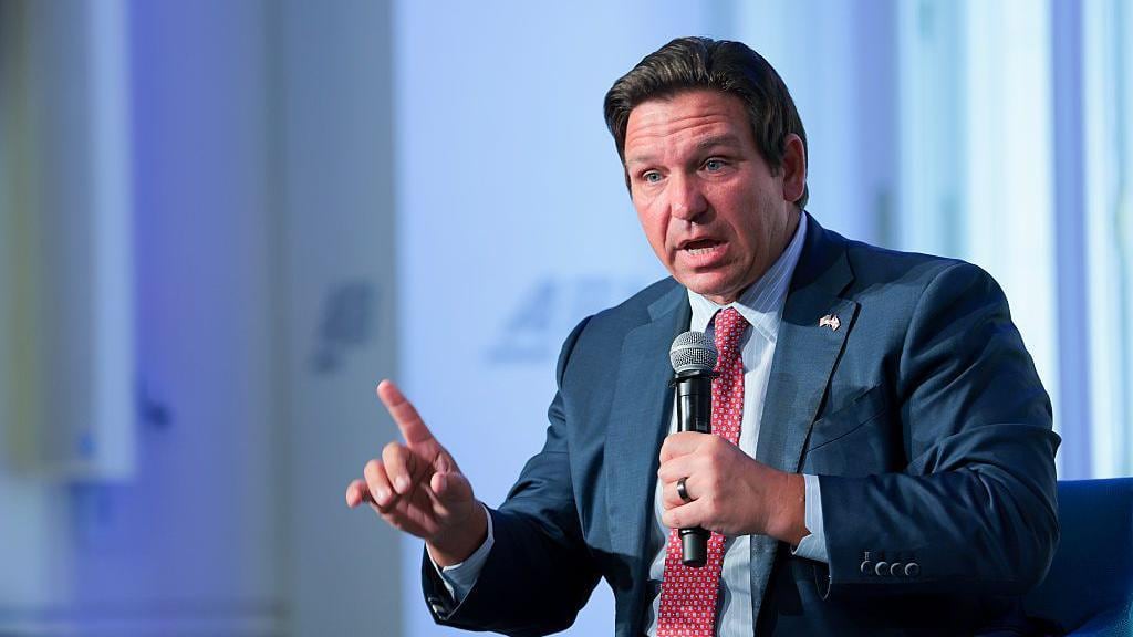 El gobernador Ron DeSantis, hace unos meses, firmó esta ley que beneficiará económicamente a muchos ciudadanos de Florida (Foto: AFP)