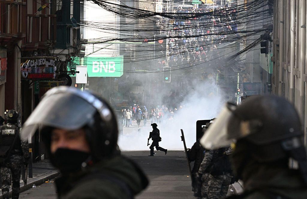 Los partidarios de Evo Morales se unieron a las protestas que bloquean carreteras y chocan con la policía para pedir la renuncia del presidente Paz.