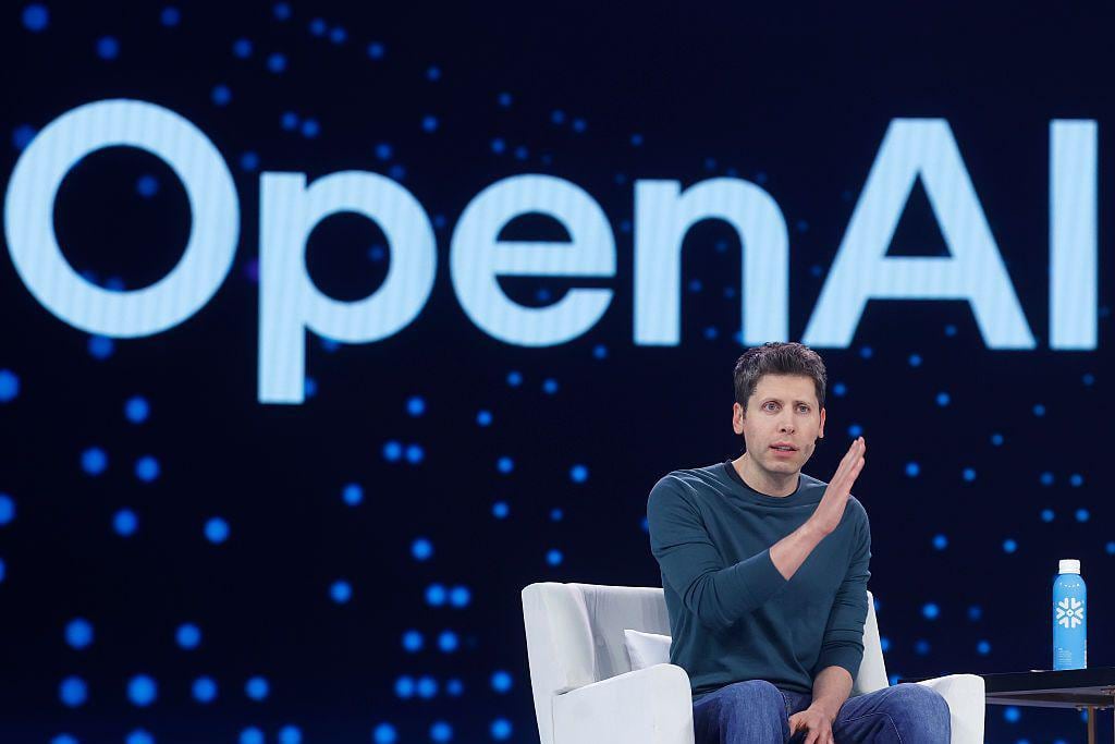 Expertos advierten que OpenAI enfrenta una fuerte presión de parte de su rival Antrhopic.