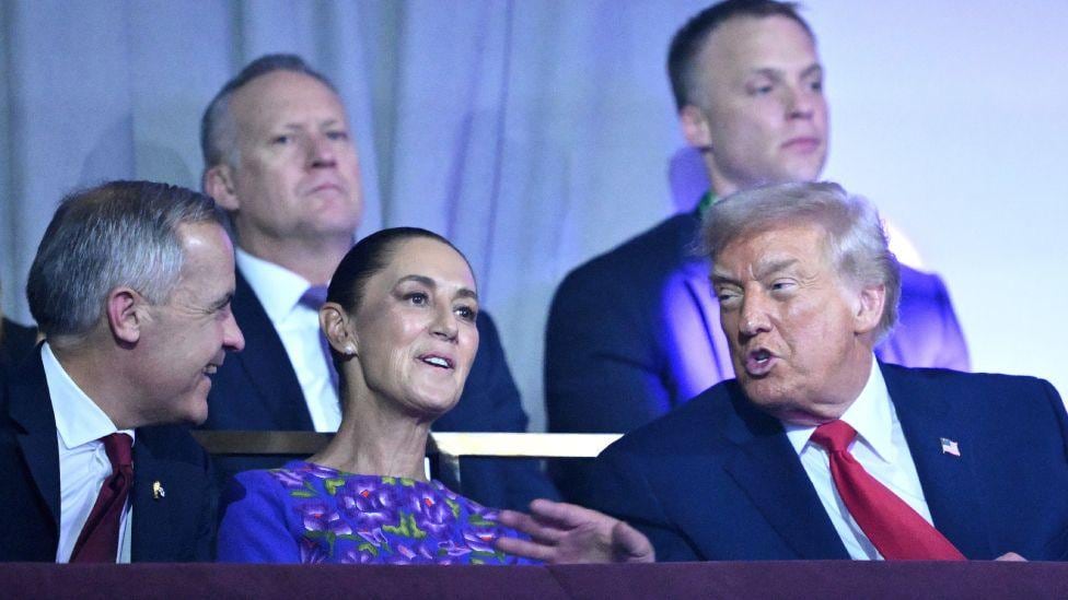 Carney, Sheinbaum y Trump en la única foto, en el sorteo del Mundial, que hay de los tres. ¿Habrá otra en la renovación del TMEC?