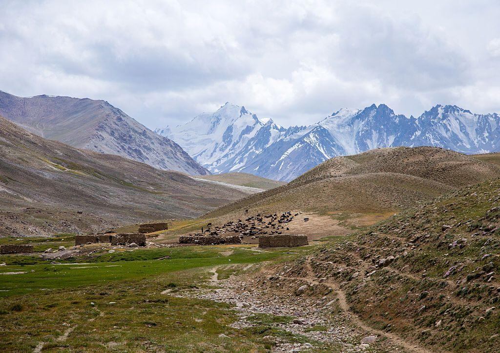 Afganistán se ubica sobre la zona donde las placas tectónicas Euroasiática e India chocan. Estas son responsables de crear la cordillera del Himalaya.