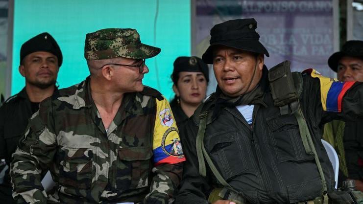 Alias Iván Mordisco (izq.) y alias Calarcá (der.), otrora aliados, ahora lideran facciones enfrentadas.