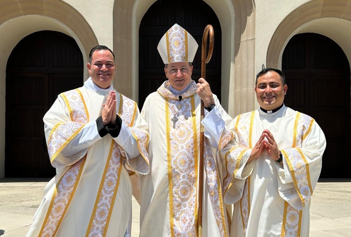 Tras alejarse de e.l.f. Cosmetics, Scott Borba decidió dedicar su vida al sacerdocio en California. | Crédito: Facebook / Roman Catholic Diocese of Fresno