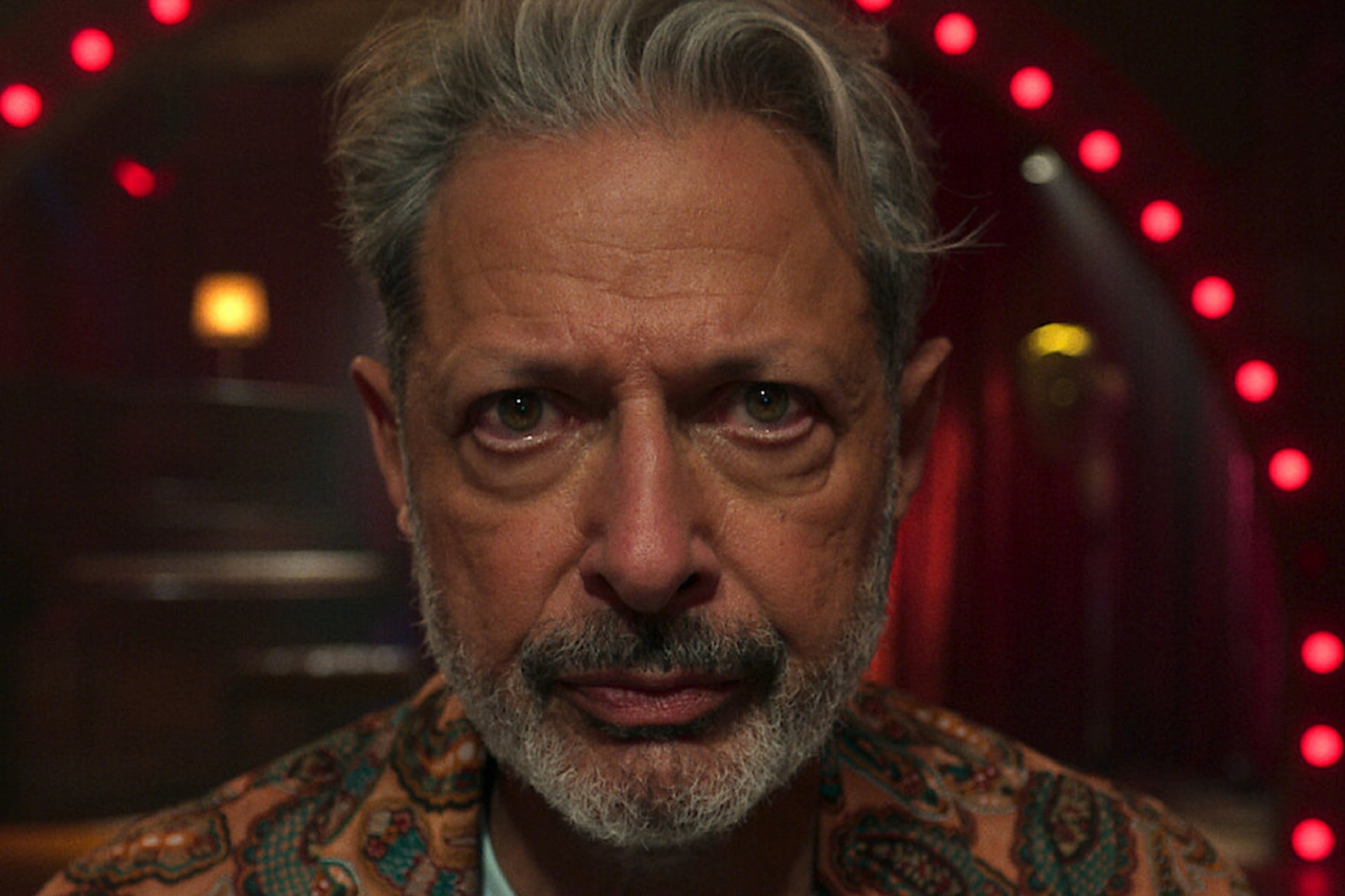 Jeff Goldblum asume el rol del dios Zeus, que está paranoico, en la serie "Kaos" (Foto: Netflix)
