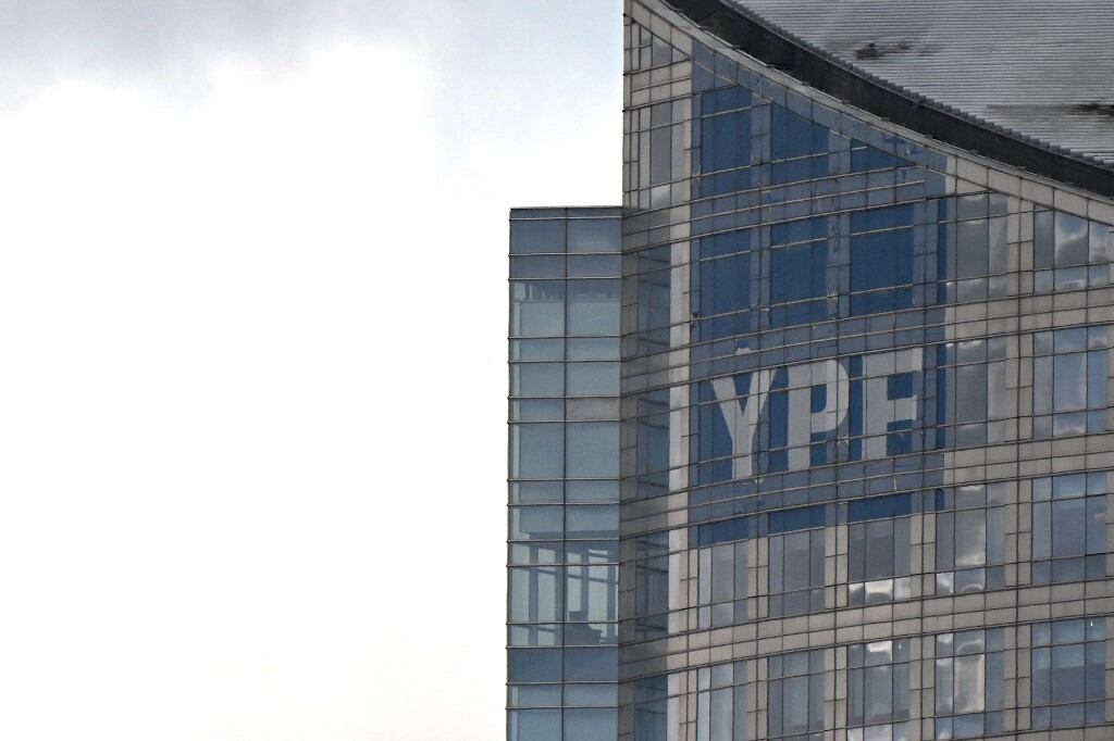 El logotipo de la petrolera estatal argentina, YPF, se ve en su sede en Buenos Aires el 30 de junio de 2025. (Foto de Luis ROBAYO / AFP)