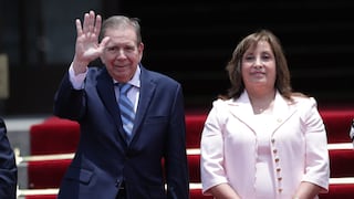 Dina Boluarte recibe a Edmundo González en Palacio y le entrega la más alta condecoración
