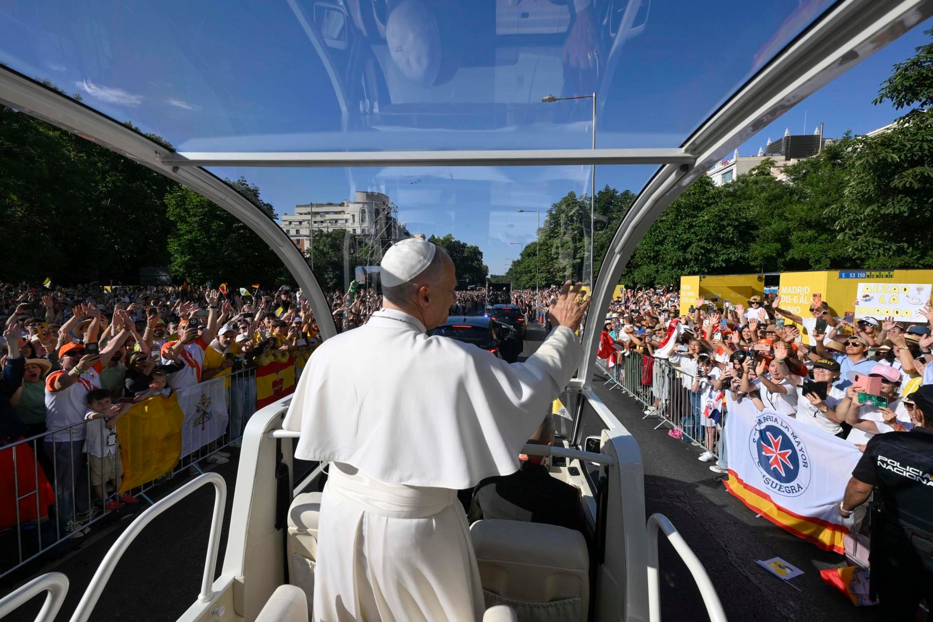 El papa León XIV saluda desde el papa móvil camino a la plaza Cibeles para oficiar la misa del Corpus Christi, este domingo, en Madrid. (EFE/VATICAN MEDIA).