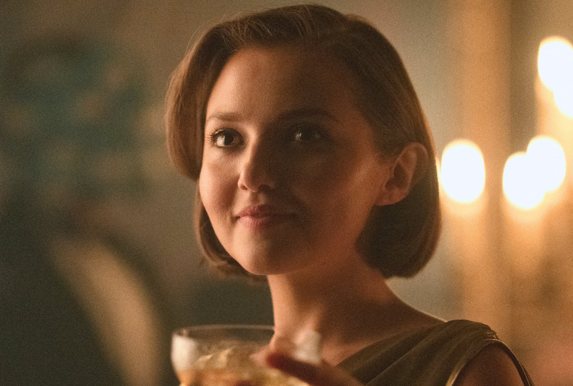 Mia McKenna-Bruce es la protagonista de la miniserie de misterio "Agatha Christie: Las Siete Esferas", donde interpreta a Lady "Bundle" Brent (Foto: Netflix)
