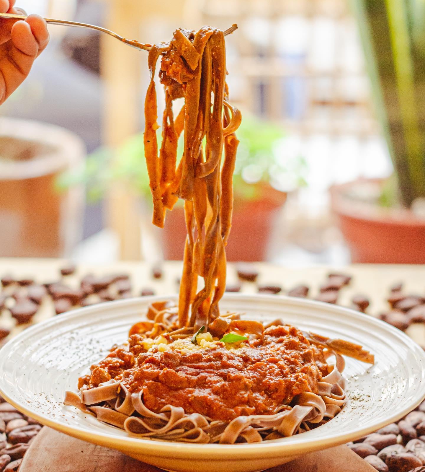 “Tenemos un fetuccini de cacao donde el fideo es elaborado con cacao. Los postres y alitas tienen salsa de cacao. También, contamos con un lomo saltado que tiene polvo y miel de cacao. Es un plato muy atípico y muy pedido por turistas nacionales y extranjeros. Tiene el sello de Ukaw”, resaltó Herrera gerente de la marca.