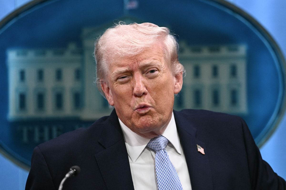 El presidente estadounidense Donald Trump habla sobre el conflicto en Irán en la sala de prensa James S. Brady de la Casa Blanca el 6 de abril de 2026 en Washington, D.C. Foto: Brendan SMIALOWSKI / AFP