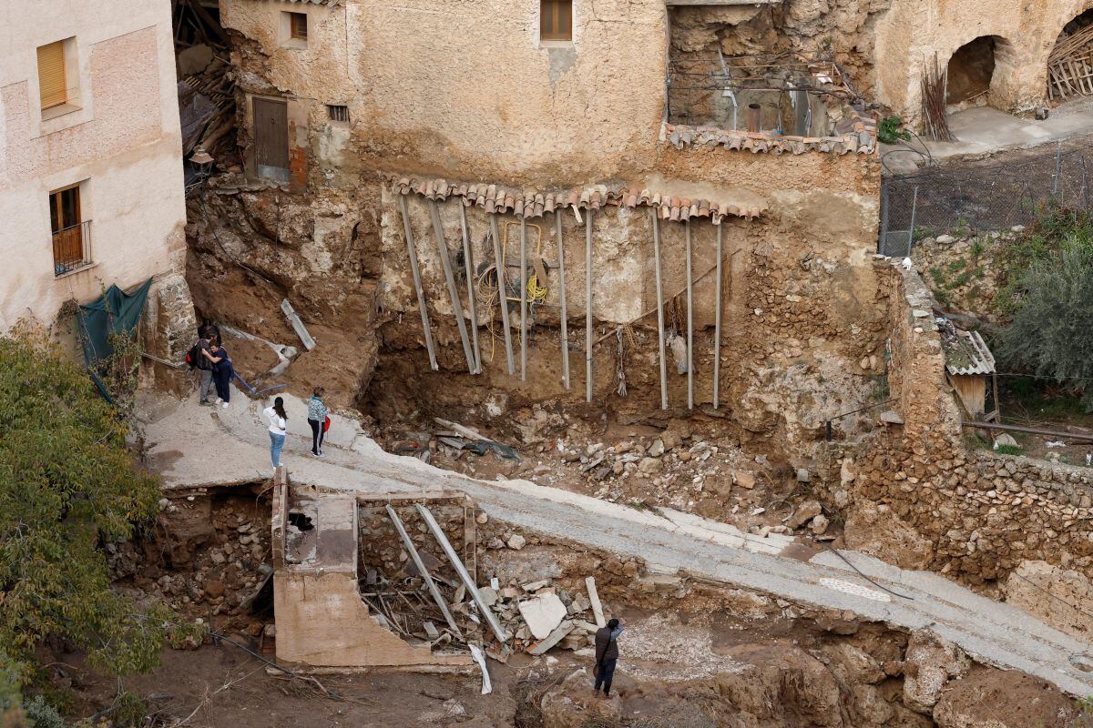 Los residentes observan carreteras y casas dañadas tras las inundaciones en Letur, al suroeste de Valencia, este de España, el 30 de octubre de 2024 (Foto: Oscar del Pozo / AFP)