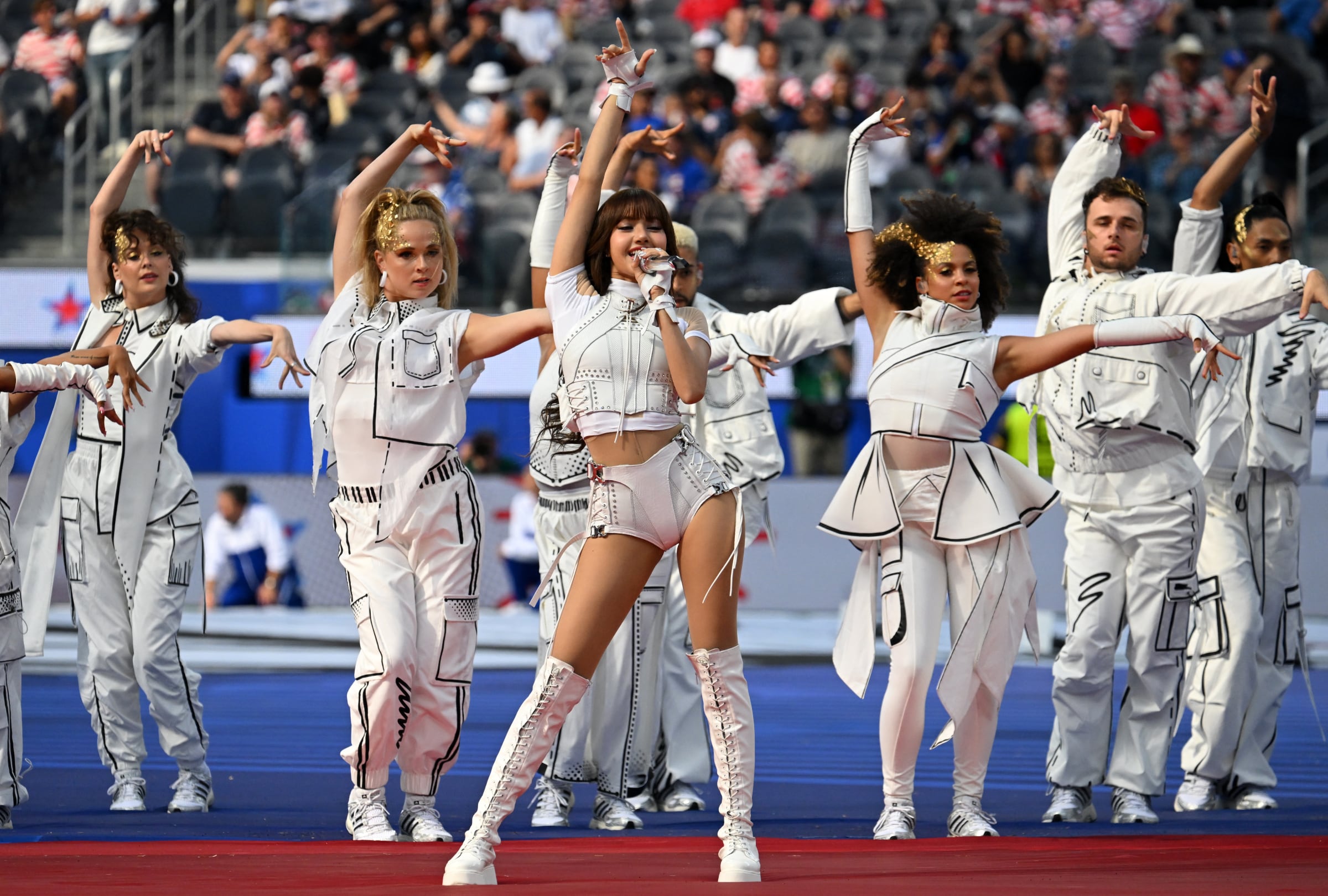 ESTADOS UNIDOS, 12/06/2026.- La rapera tailandesa Lisa actúa durante la ceremonia de apertura del torneo de fútbol de la Copa Mundial 2026 antes del partido de fútbol del Grupo D entre Estados Unidos y Paraguay en el Estadio de Los Ángeles en Inglewood el 12 de junio de 2026. FOTO DE PATRICK T. FALLON PARA AFP