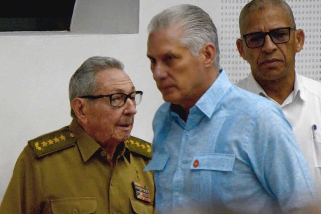 El actual presidente cubano, Miguel Díaz-Canel, junto al diputado y exmandatario Raúl Castro. (Photo by Handout / ACN / AFP)