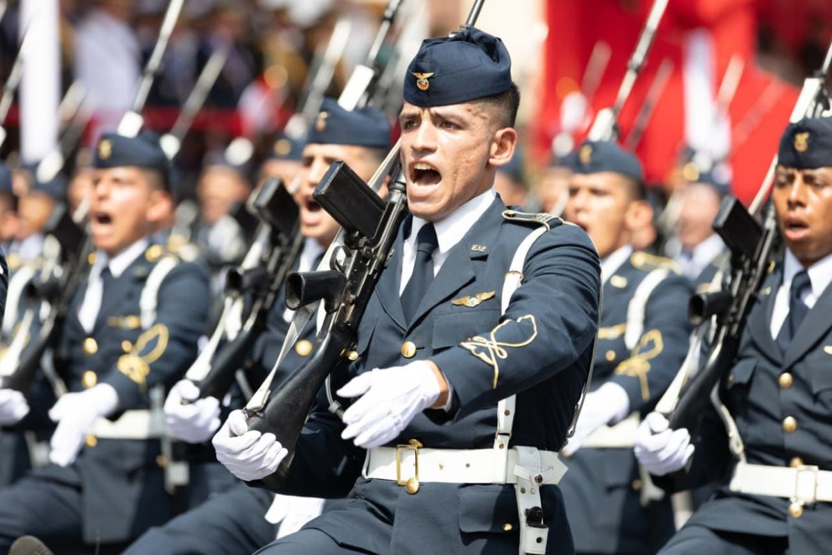 La Fuerza Aérea del Perú hace su paso reafirmando su compromiso con la defensa del espacio aéreo nacional, la ayuda humanitaria y la atención de emergencias. Foto: Mindef.