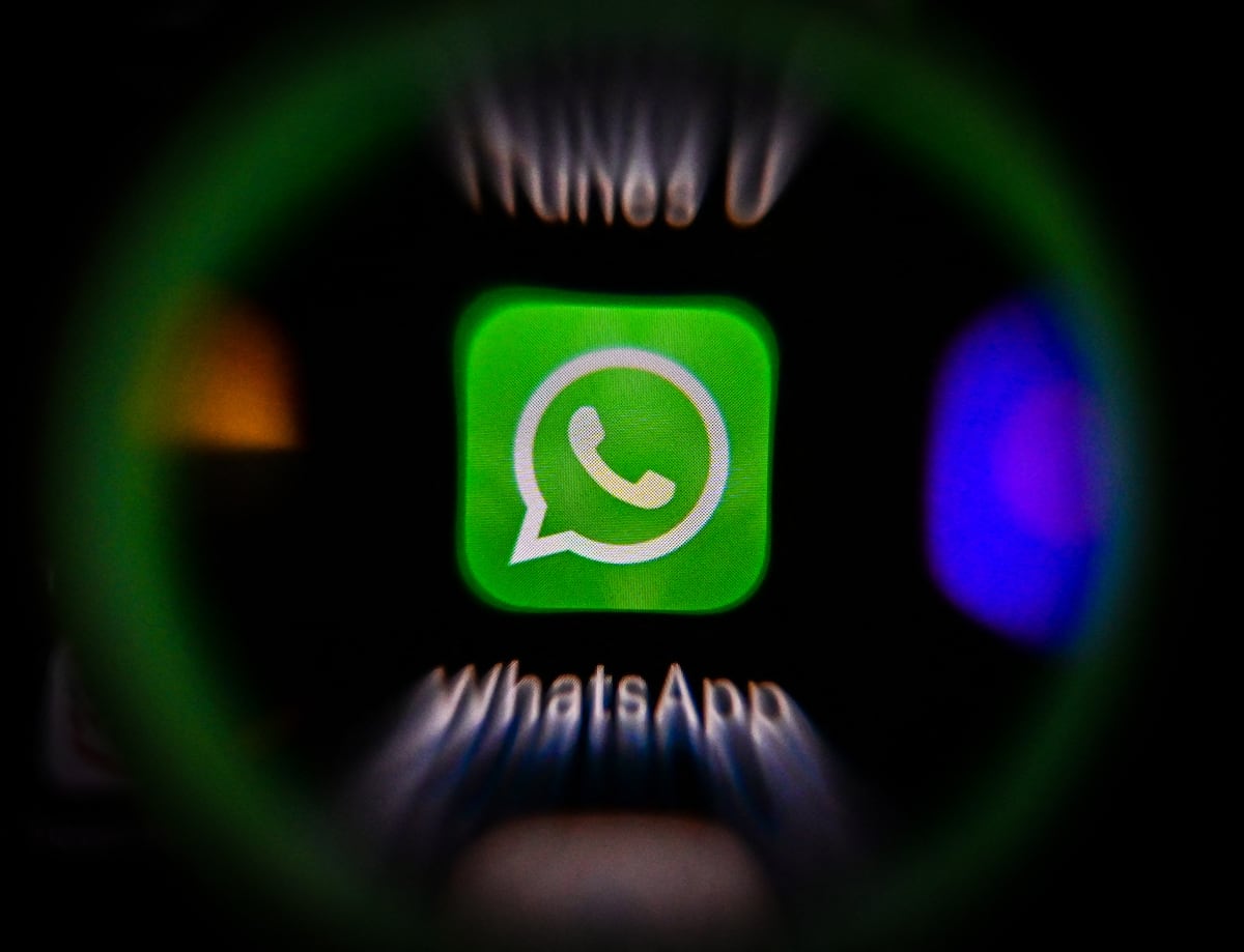 Una fotografía tomada el 10 de noviembre de 2021 en Moscú muestra el logotipo del software de mensajería instantánea estadounidense Whatsapp en la pantalla de un teléfono inteligente. (Foto de Yuri KADOBNOV / AFP)