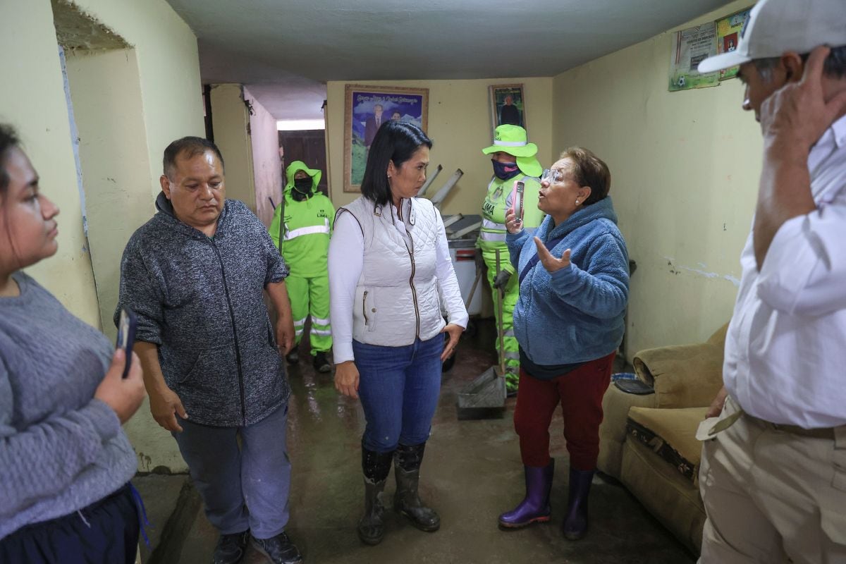 La presidenta Keiko Fujimori recorrió las zonas afectadas por las inundaciones en Villa El Salvador y cuestionó las declaraciones del ministro Elmer Cuba. Foto: Presidencia.