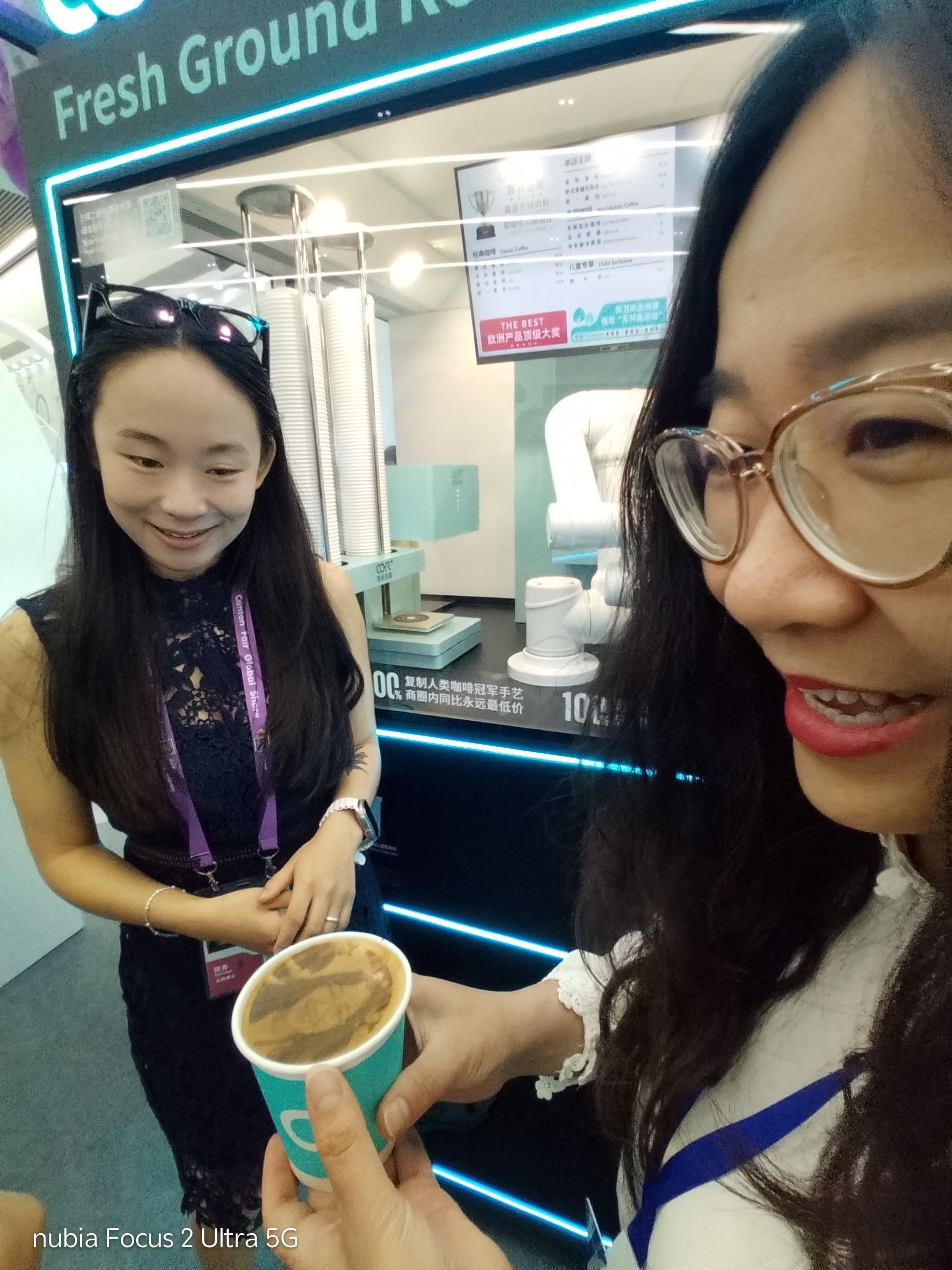 El robot barista puede elaborar un capuchino con la imagen del cliente cubriendo la bebida, al mismo estilo de las flores o figuras de animales que pueden generar los baristas experimentados.