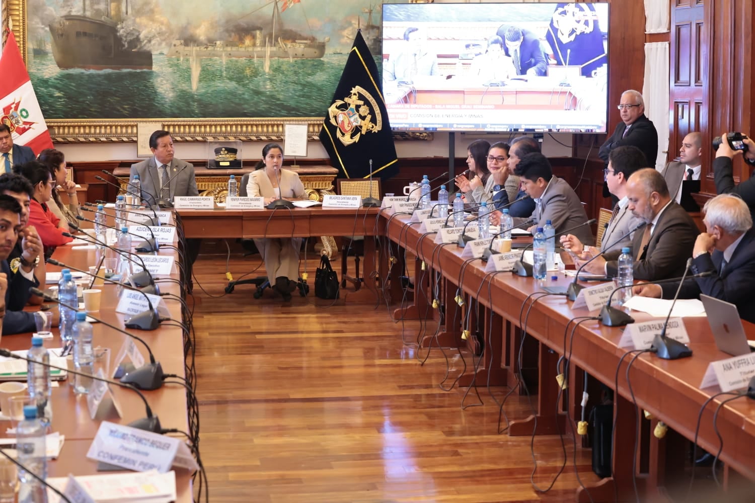 La comisión también aprobó un pedido para que sus integrantes declaren posibles vínculos familiares, laborales o económicos con personas y organizaciones relacionadas con la actividad minera. Foto: Congreso.