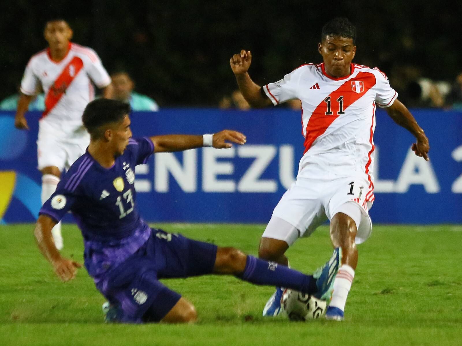Argentina logró su primera victoria en el grupo B tras derrotar (2-0) a Perú en el Torneo Preolímpico Sub-23. (Foto: AFP)