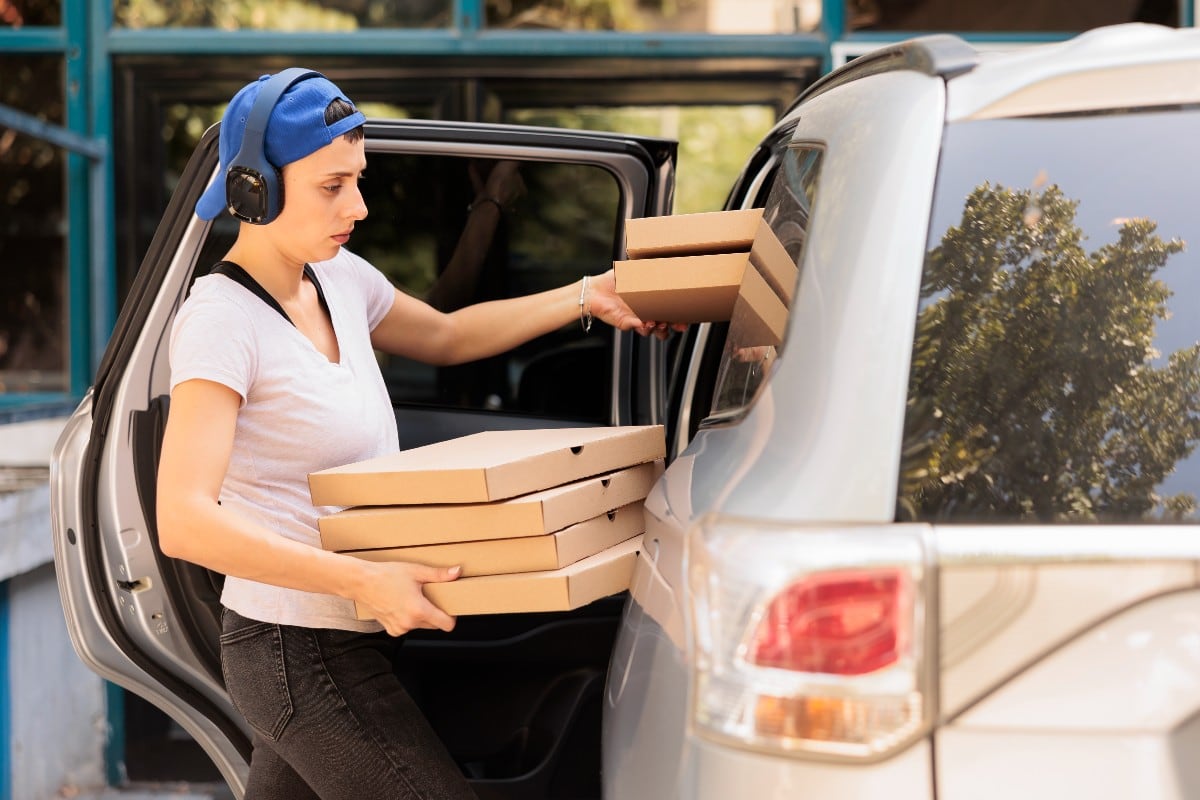 Desde el 1 de agosto de 2026, los restaurantes de Nueva Jersey ya no pueden entregar automáticamente cubiertos de plástico o de un solo uso. (Foto referencial: Freepik)