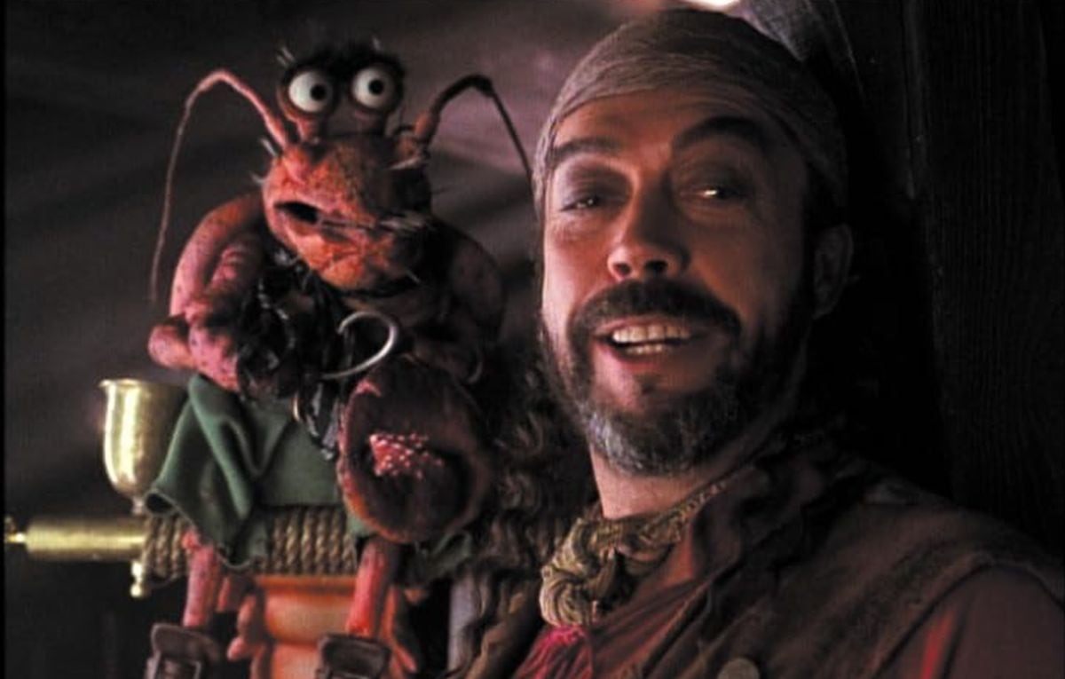 El actor Curry como el pirata Long John Silver en "Muppet Treasure Island" (Foto: Henson / Walt Disney Pictures)