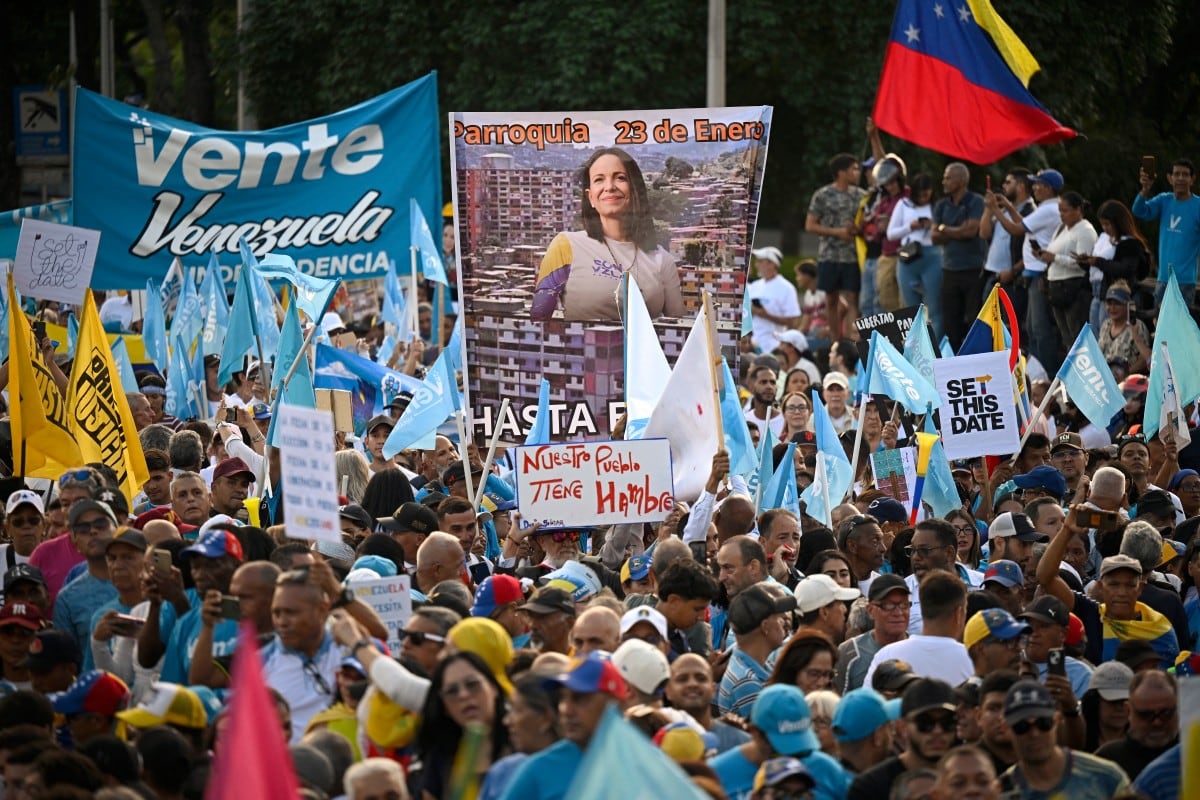 Partidarios de la líder de la oposición venezolana y premio Nobel de la Paz, María Corina Machado, asisten a una manifestación para exigir elecciones en Caracas, el 22 de octubre de 2026. (Federico PARRA / AFP)