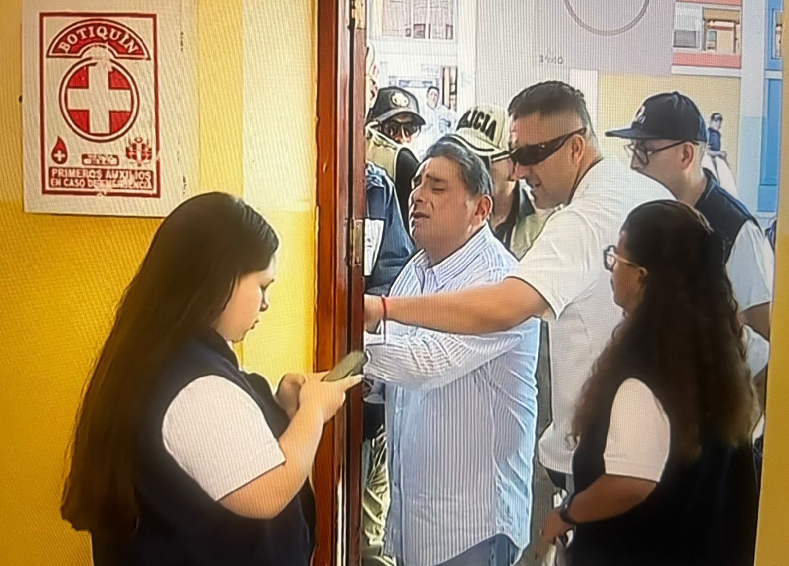 La mesa de votación de Carlos Álvarez (47-738) se habilitó con retraso durante la jornada electoral.