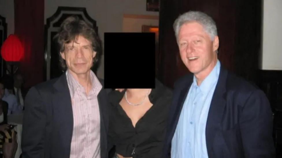 La leyenda de los Rolling Stones, Mick Jagger, aparece aquí posando con Clinton.