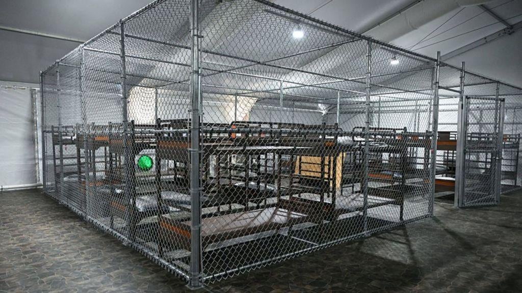 Literas dentro de una suerte de celda amplia en el interior del centro de detención Alligator Alcatraz