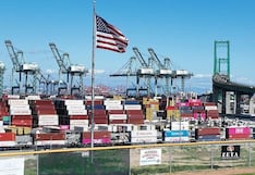 Déficit comercial de EE.UU. baja en 2025, pero el de bienes marca récord