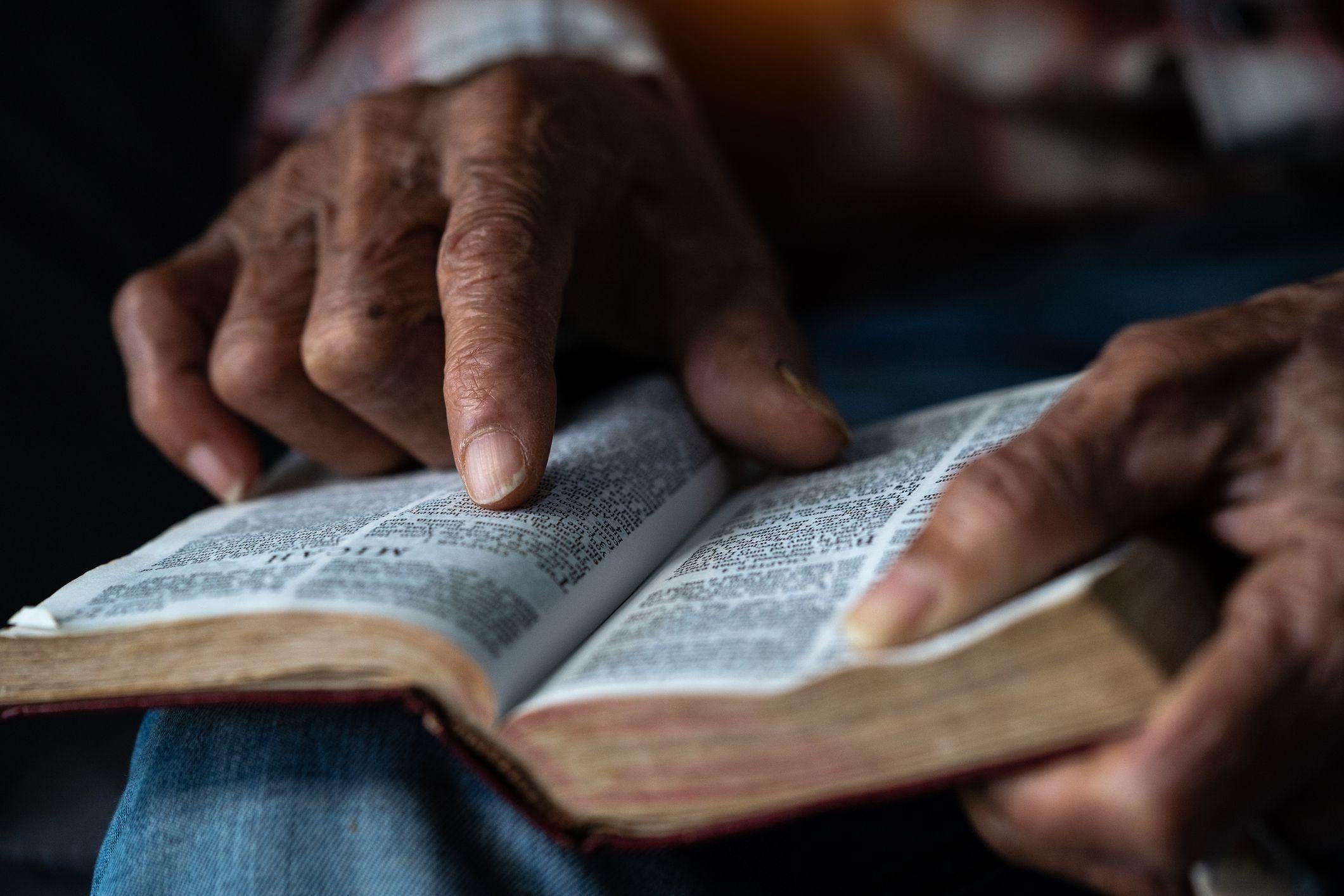 La traducción de la Biblia es una tarea ardua.