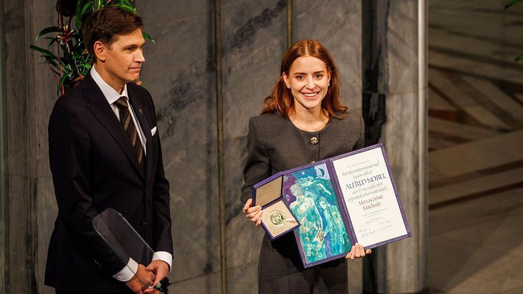 María Corina Machado no pudo asistir a la ceremonia del Nobel de la Paz en Oslo, pero llegó horas después a la ciudad. Su hija, Ana Corina Sosa, recibió el premio en su nombre.
