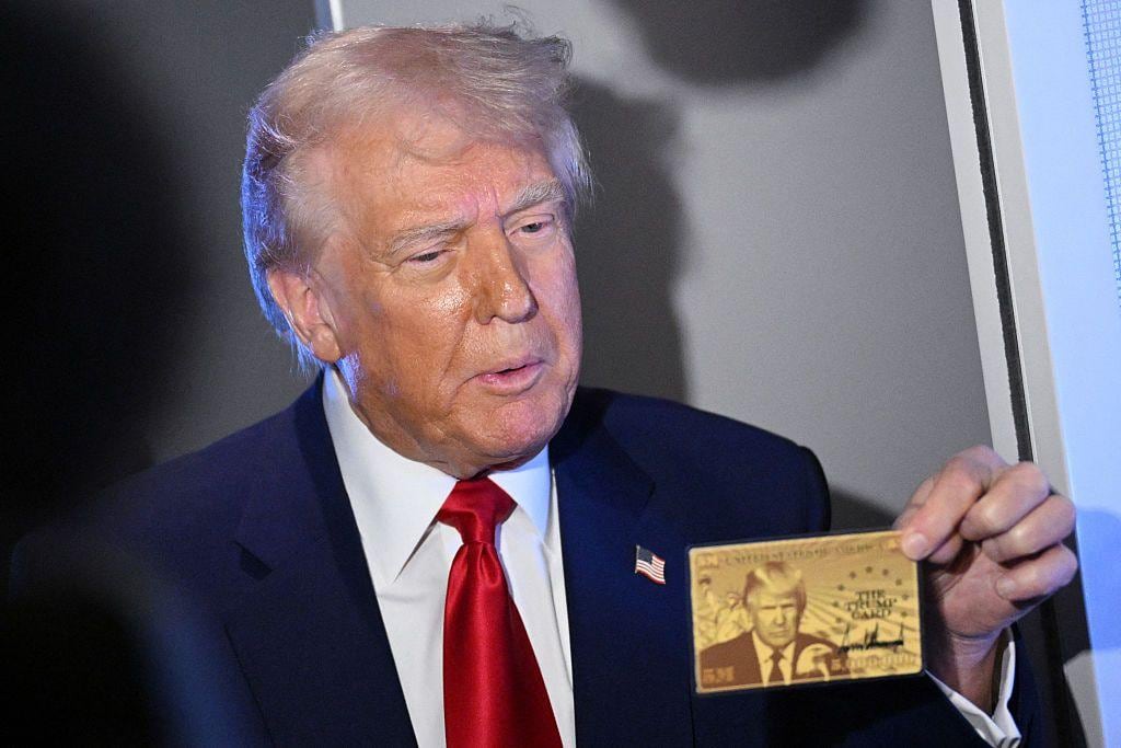 La "Trump Gold Card" promete un proceso rápido, pero su aprobación avanza lentamente. | Crédito: MANDEL NGAN / AFP
