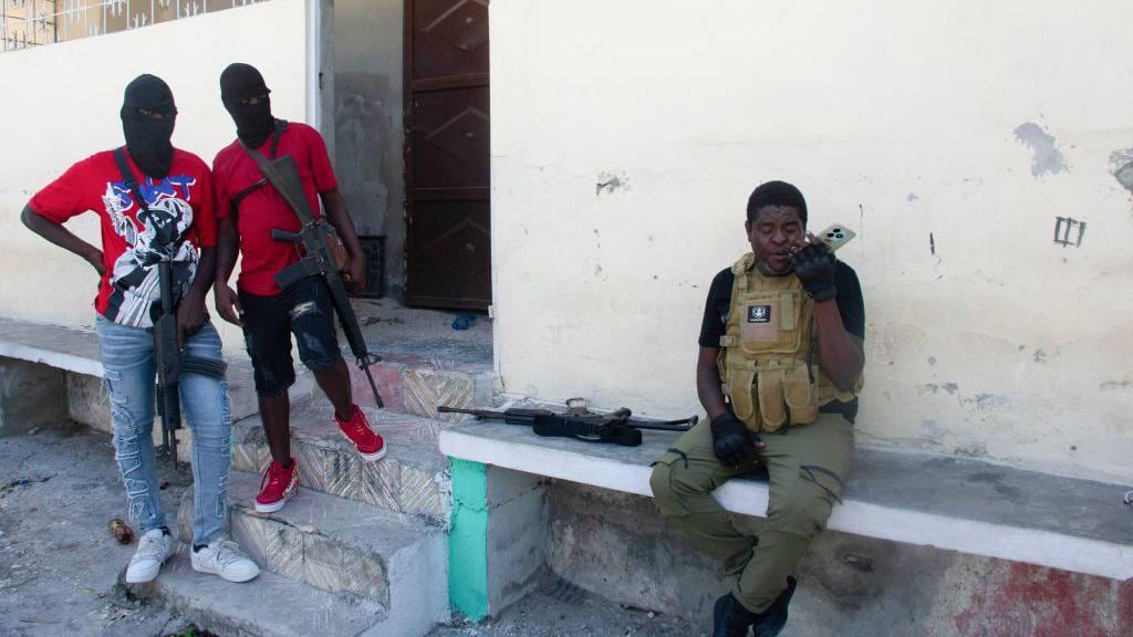 Jimmy Cherizier (derecha) es un expolicía que se ha convertido en líder de una de las bandas armadas más poderosas de Haití y reclama la renuncia de Henry.