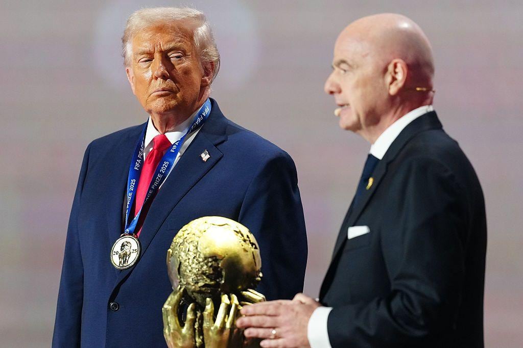 El presidente estadounidense, Donald Trump, recibió un premio de la paz de parte del jefe de la FIFA, Gianni Infantino, en diciembre.